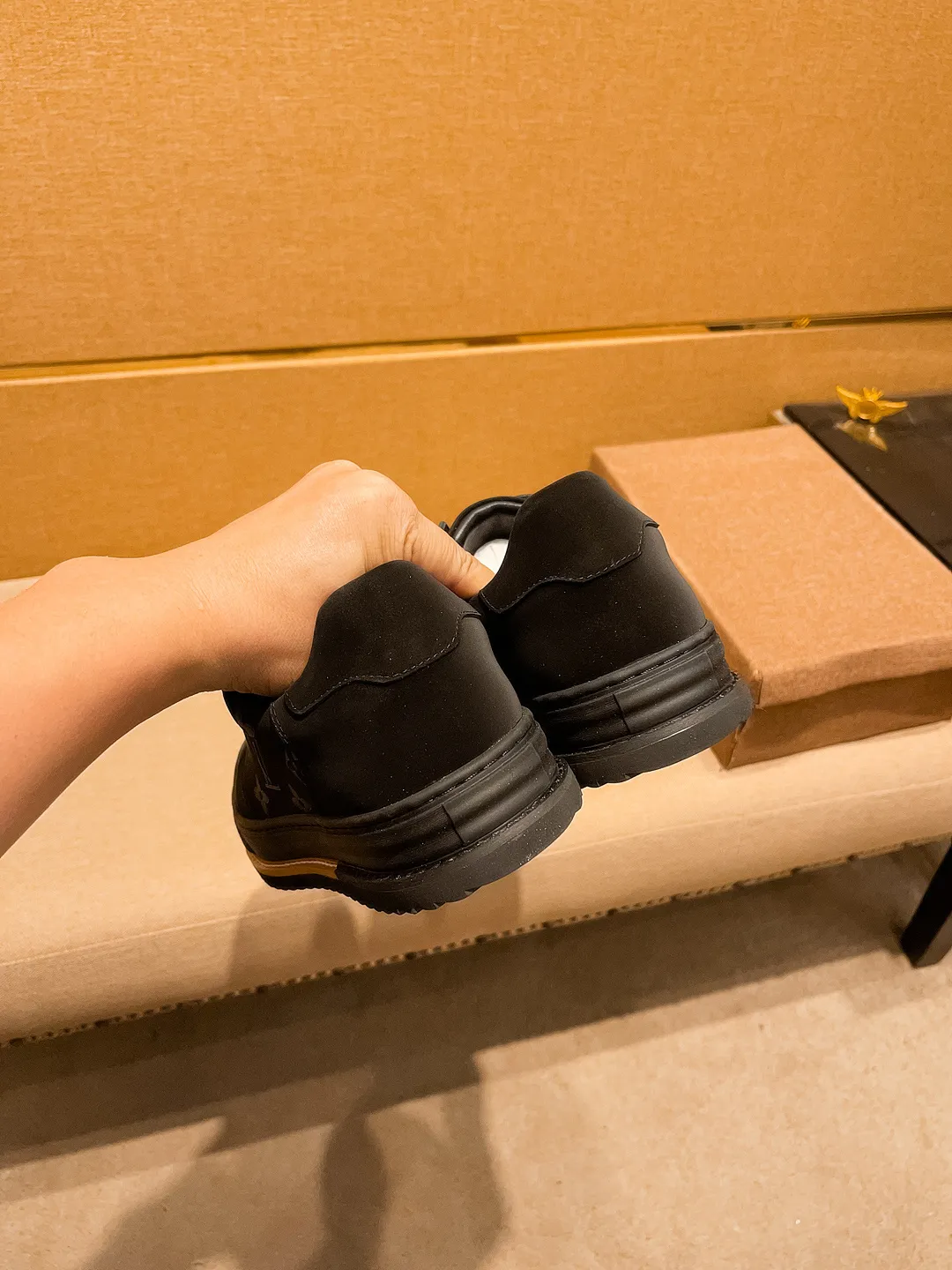 🚘🚘Factory batch 420💰[LV]🔥Louis Vuitton, a high-end men's shoe brand, official website 1:1 latest masterpiece: the upper is made of first-layer cowhide imported from Italy with a comfortable and breathable lining➕original non-slip and wear-resistant outsole🔥, making walking more convenient and comfortable! An exclusive new model, a stunning work, a beautiful 1:1 replica [color] compared to the official quality! Create a fashionable personality to set off your uniqueness! A must-have for trendy men! Classic 🔥 Size: 38-44 Colors 🔥 1⃣️ colors available 🔥.